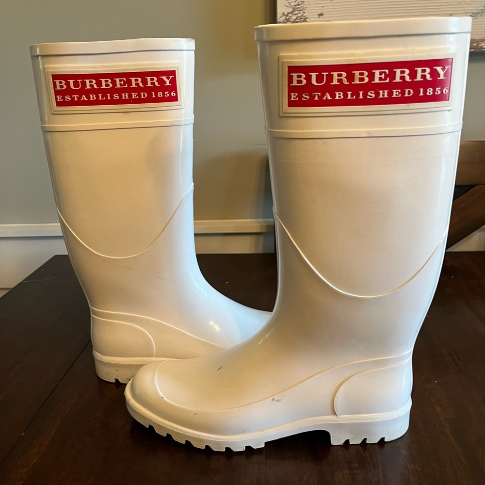 Burberry Rain Boots size 40. (8.5).